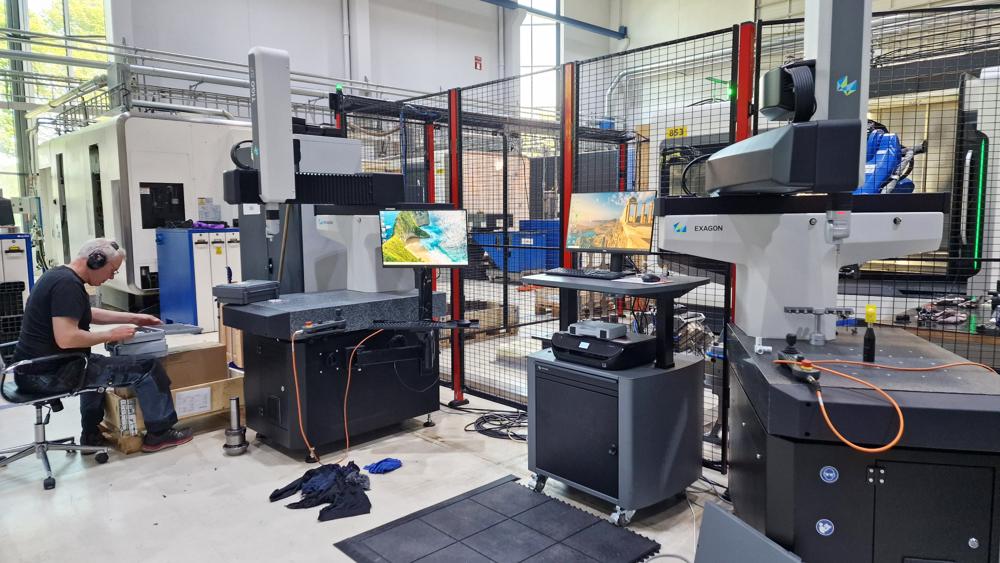 Økt produktivitet krever også nok og rask tilgang til kvalitetskontroll. Derfor er de nye Hexagon Tigo SF koordinatmålemaskinene, levert av Hexagon, plassert ute i produksjonen, rett ved der delene fremstilles. Økt produktivitet krever også nok og rask tilgang til kvalitetskontroll. Derfor er de nye Hexagon Tigo SF koordinatmålemaskinene, levert av Hexagon, plassert ute i produksjonen, rett ved der delene fremstilles.