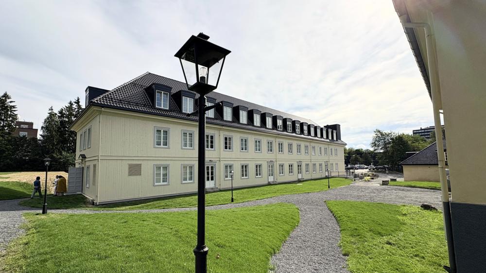 Blindern Studenterhjems opprinnelige bygninger ble oppført mellom 1923 og 1925. Nordfløyen viderefører denne tradisjonen med nyklassiske arkitektoniske detaljer, og glir naturlig inn i det historiske miljøet. Bygget rommer 48 hybler fordelt på tre etasjer, samt kjeller med lager, tekniske rom og verksted. Blindern Studenterhjems opprinnelige bygninger ble oppført mellom 1923 og 1925. Nordfløyen viderefører denne tradisjonen med nyklassiske arkitektoniske detaljer, og glir naturlig inn i det historiske miljøet. Bygget rommer 48 hybler fordelt på tre etasjer, samt kjeller med lager, tekniske rom og verksted.