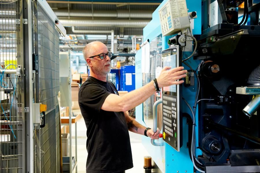 Microsoft Dynamics 365 er skabt til produktionsvirksomheder. Hele produktionen kan styres fra en platform, og integration til MES er indbygget. Microsoft Dynamics 365 er skabt til produktionsvirksomheder. Hele produktionen kan styres fra en platform, og integration til MES er indbygget.
