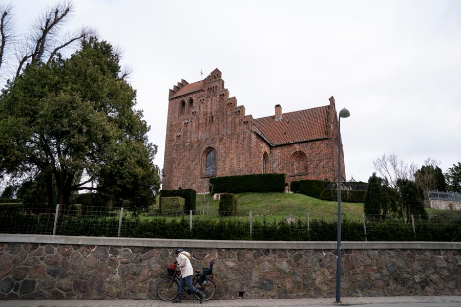 Kirken er opført midt i 1100-tallet og er bygget i romansk stil. En stil, der blev udbredt i det 11. århundrede og kendetegner mange af Danmarks provinskirker. Stilen kendetegnes ved tunge, vandrette bygningsdele og rundbuede murgennembrud, mens gotikken i højere grad udstråler en lodret orientering. Kirken er opført midt i 1100-tallet og er bygget i romansk stil. En stil, der blev udbredt i det 11. århundrede og kendetegner mange af Danmarks provinskirker. Stilen kendetegnes ved tunge, vandrette bygningsdele og rundbuede murgennembrud, mens gotikken i højere grad udstråler en lodret orientering.
