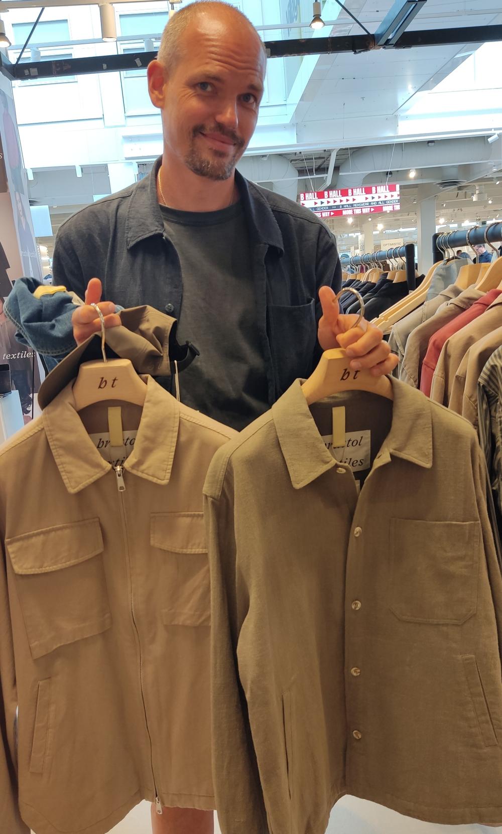 Brixtols storsäljare under vår och sommar är plagg i grövre linne och overshirts. Våren går också allt mer mot funktion med vattentäta ytterplagg. Men Brixtols vaxade plagg står sig än. För hösten är vaxtrenden stark och fortsätter in i våren. ”Vi jobbar fortfarande med fabriken vi började med, i Birmingham”, berättar Gustav Kjellander. Brixtols storsäljare under vår och sommar är plagg i grövre linne och overshirts. Våren går också allt mer mot funktion med vattentäta ytterplagg. Men Brixtols vaxade plagg står sig än. För hösten är vaxtrenden stark och fortsätter in i våren. ”Vi jobbar fortfarande med fabriken vi började med, i Birmingham”, berättar Gustav Kjellander.