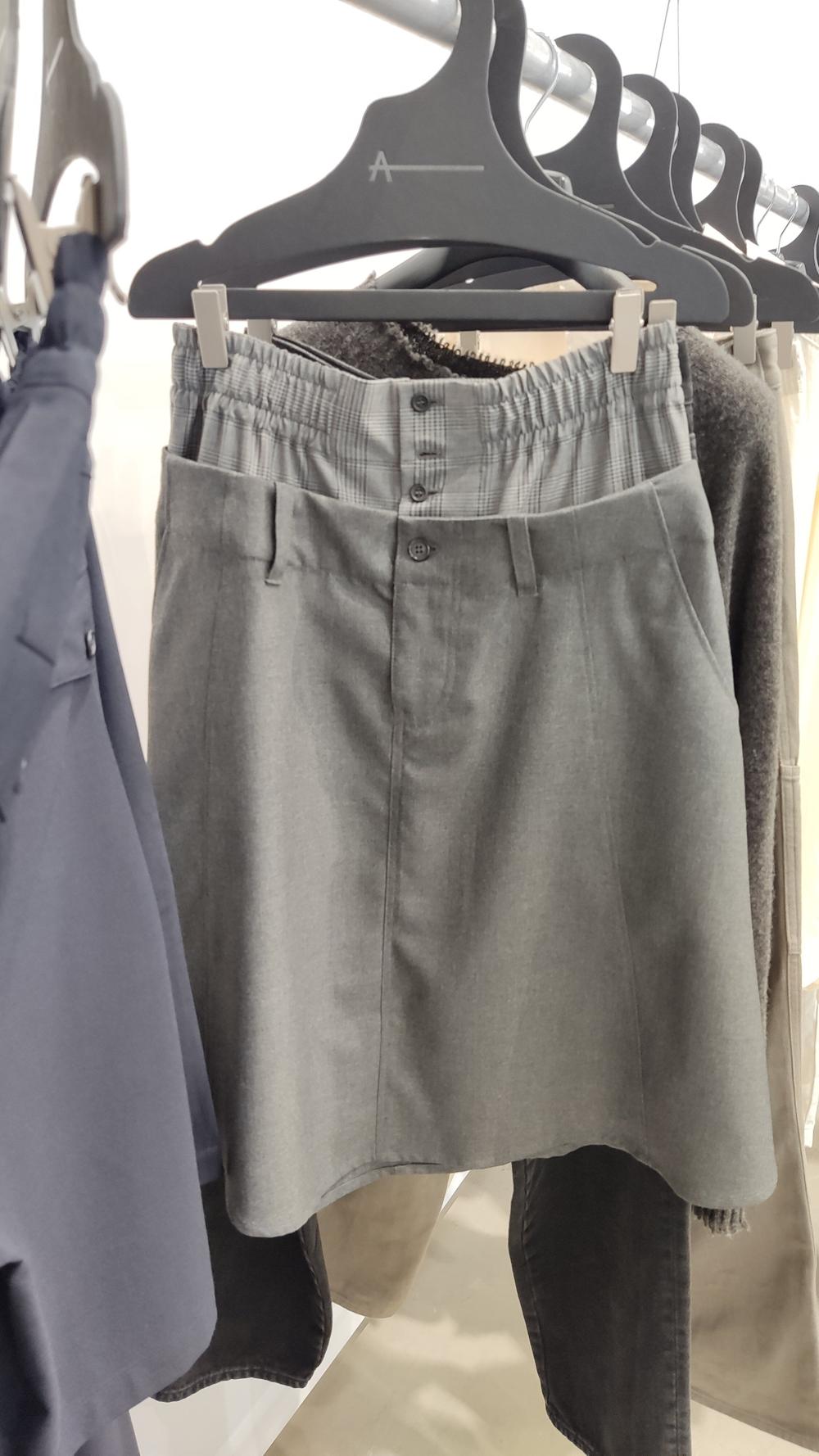 Nya plagg för våren hos Adym Atelier är en kjol med en dubbel linning, som med fördel kan bäras till ett vitt linne. Något som sticker ut är en topp och shorts i mesch. Återkommande är stickade tröjor i silke- och kashmirblanding eller merino yak. Nya plagg för våren hos Adym Atelier är en kjol med en dubbel linning, som med fördel kan bäras till ett vitt linne. Något som sticker ut är en topp och shorts i mesch. Återkommande är stickade tröjor i silke- och kashmirblanding eller merino yak.