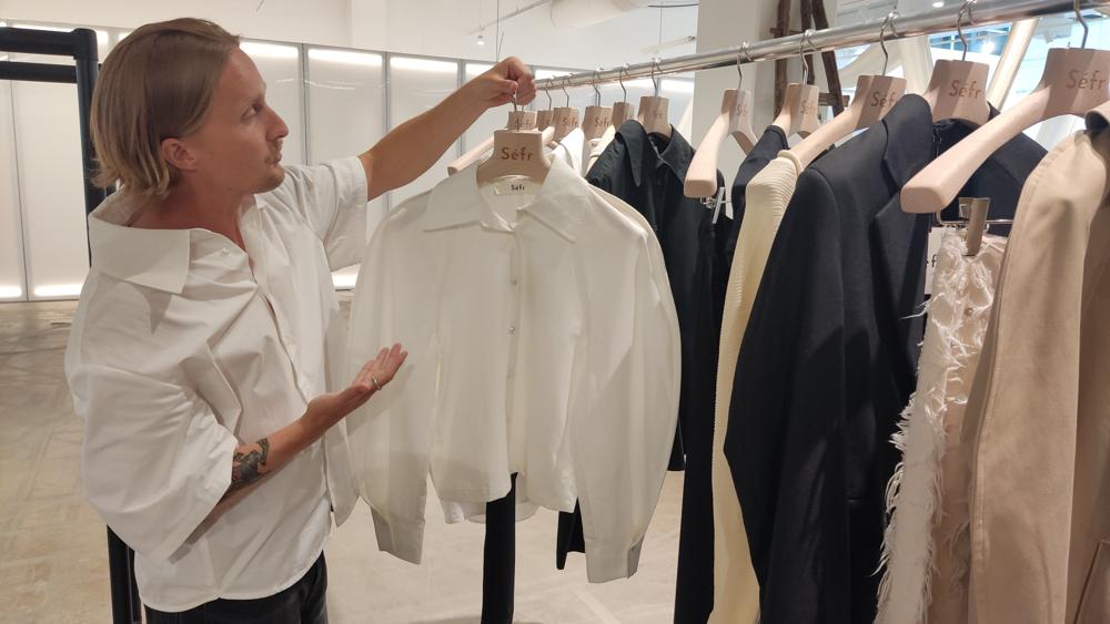 Andreas Jörgensen, försäljningschef på Séfr, visar upp en damtopp i poplin med en överdriven raglanärm. Andreas Jörgensen, försäljningschef på Séfr, visar upp en damtopp i poplin med en överdriven raglanärm.