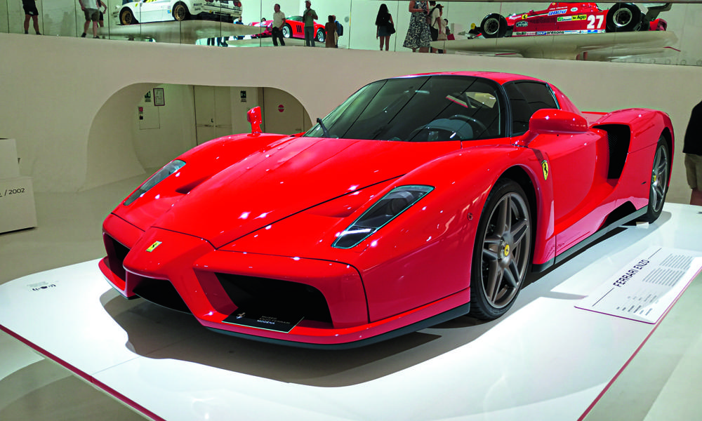 Ferrari Enzos konstruktion är sådan att fordonet har mycket gemensamt med Formel 1-bilar, till exempel en kolfiberkaross, sekventiell 7-stegad växellåda (med 120 ms växlingstid) och speciella keramiska skivbromsar. Ferrari Enzos konstruktion är sådan att fordonet har mycket gemensamt med Formel 1-bilar, till exempel en kolfiberkaross, sekventiell 7-stegad växellåda (med 120 ms växlingstid) och speciella keramiska skivbromsar.