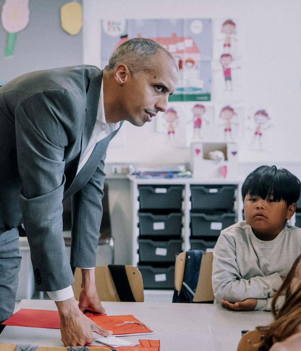 Mattias Tesfaye Ifølge børne- og undervisningsminister Mattias Tesfaye (S) er der gode erfaringer med lignende ordninger. Han har sagt, at "juniormesterlære ikke bare er et stort skrivebordsprojekt, men en helt ny måde at tænke undervisning på". Mattias Tesfaye Ifølge børne- og undervisningsminister Mattias Tesfaye (S) er der gode erfaringer med lignende ordninger. Han har sagt, at "juniormesterlære ikke bare er et stort skrivebordsprojekt, men en helt ny måde at tænke undervisning på".