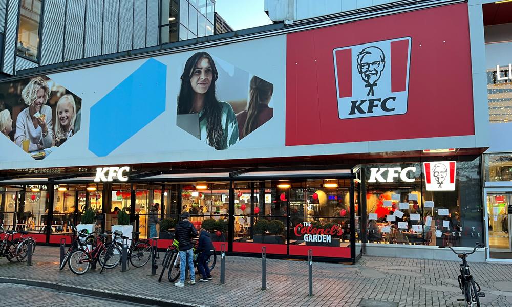 KFC öppnade förra året bland annat i Liljeholmens galleria. Nu fortsätter expansionen i Stockholmsområdet med en ny restaurang i Haninge 2026. KFC öppnade förra året bland annat i Liljeholmens galleria. Nu fortsätter expansionen i Stockholmsområdet med en ny restaurang i Haninge 2026.