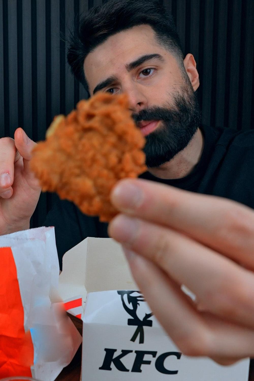 Influencern och matprofilen Simon Kafi lånar ut sig till KFC:s lansering av den nya burgaren Crispy Naan. Influencern och matprofilen Simon Kafi lånar ut sig till KFC:s lansering av den nya burgaren Crispy Naan.