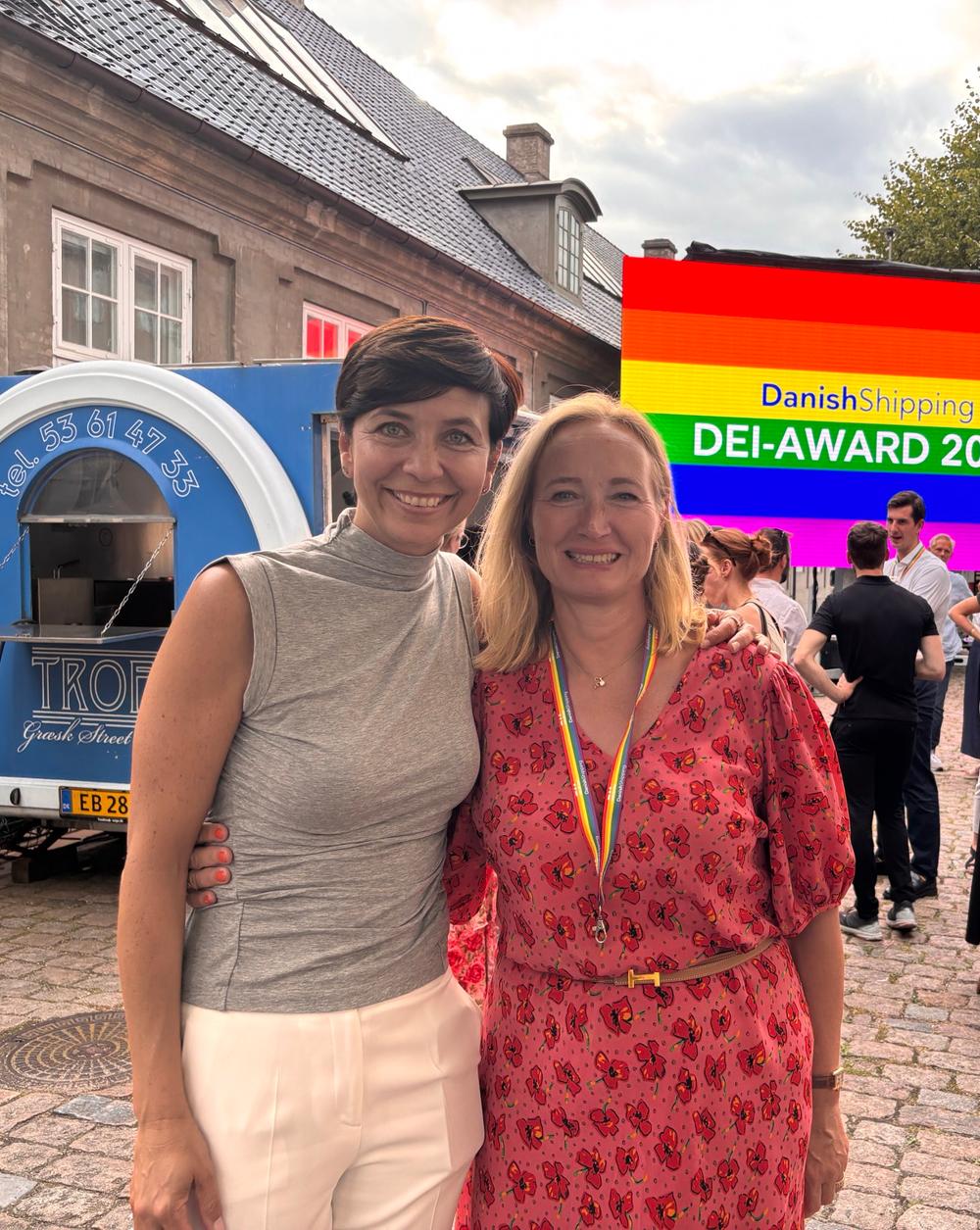 Chief People Officer og Erika Markvardsen & finansdirektør Karen Dyrskjøt Boesen. Begge er ansat i DFDS inden for de seneste 13 måneder. Chief People Officer og Erika Markvardsen & finansdirektør Karen Dyrskjøt Boesen. Begge er ansat i DFDS inden for de seneste 13 måneder.