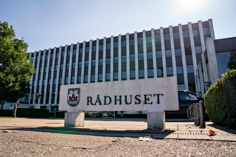 På rådhuset i Silkeborg Kommune må de til muffen igen, efter milliondyr gågade ikke har taget nok hensyn til handicappede i anlægsprojektet. Derfor skal skal fejlene nu udbedres. Det er endnu uvist, hvad det kommer til at koste. På rådhuset i Silkeborg Kommune må de til muffen igen, efter milliondyr gågade ikke har taget nok hensyn til handicappede i anlægsprojektet. Derfor skal skal fejlene nu udbedres. Det er endnu uvist, hvad det kommer til at koste.
