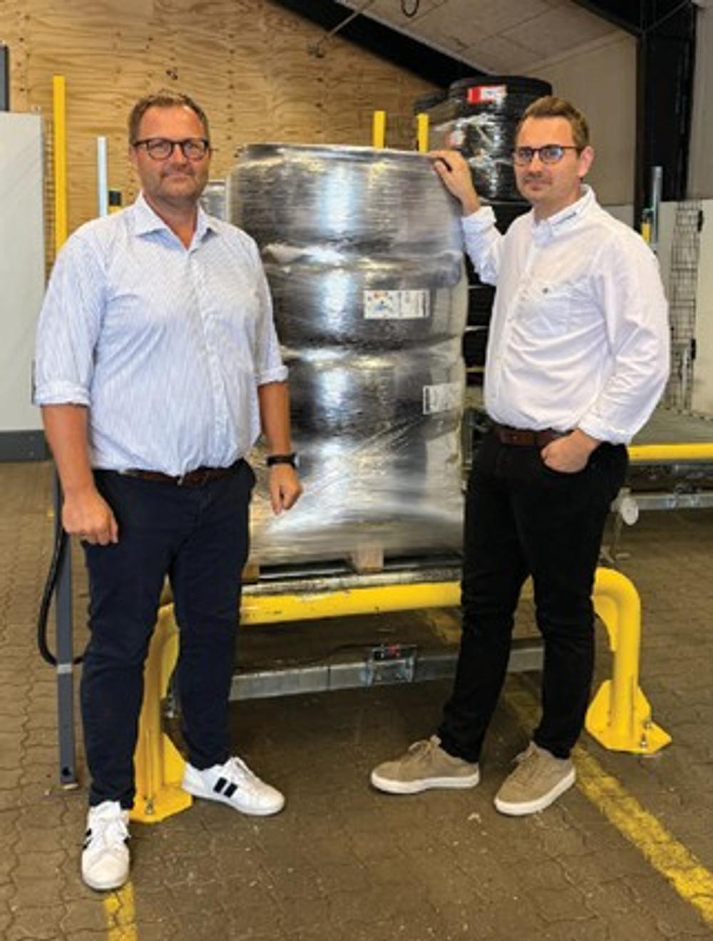 Engroshjul A/S er et familiefi rma, hvor far Dennis Nielsen og søn Nicolai Schrøder Nielsen kører parløb. Engroshjul A/S er et familiefi rma, hvor far Dennis Nielsen og søn Nicolai Schrøder Nielsen kører parløb.