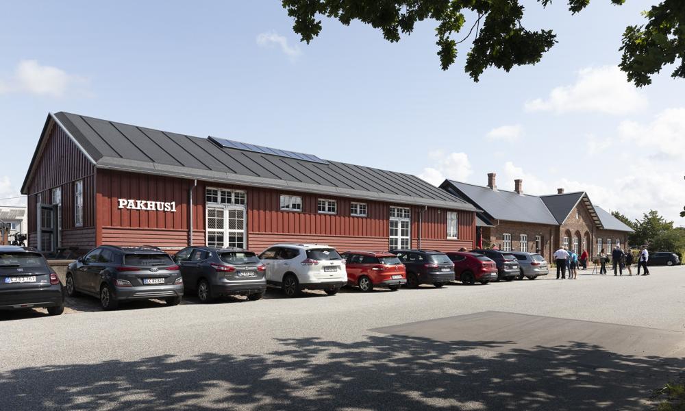 En ny tilbygning kobler den gamle stationsbygning sammen med pakhuset ved siden af. En ny tilbygning kobler den gamle stationsbygning sammen med pakhuset ved siden af.