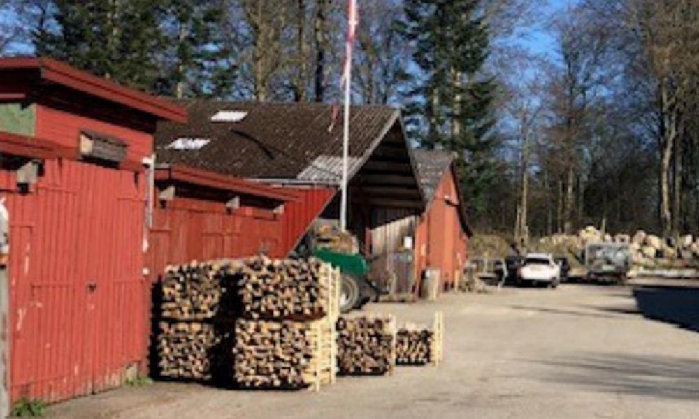 Hovedbygningen på savværket er opført i 1886 og ombygget i 1985. Hovedbygningen på savværket er opført i 1886 og ombygget i 1985.