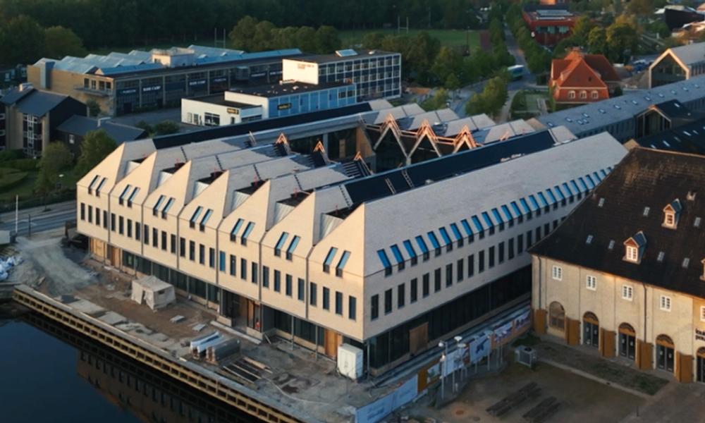 I det historiske Kuglegården på Holmen i København har Komproment, Bygma og Byggeselskab Mogens de Linde netop afsluttet arbejdet med facadeløsningerne til to nyopførte bygninger. I det historiske Kuglegården på Holmen i København har Komproment, Bygma og Byggeselskab Mogens de Linde netop afsluttet arbejdet med facadeløsningerne til to nyopførte bygninger.