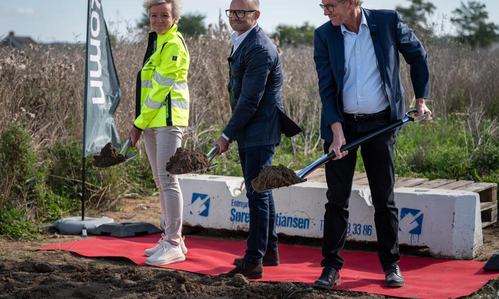 Første spadestik til Velkomns 190 nye rækkehuse i Kværkeby. Fra venstre: Elsebeth Tingleff Larsen, Huscompagniet, Peter Uldall Borch, adm. direktør i Velkomn, og borgmester i Ringsted Kommune Klaus Hansen (V). Første spadestik til Velkomns 190 nye rækkehuse i Kværkeby. Fra venstre: Elsebeth Tingleff Larsen, Huscompagniet, Peter Uldall Borch, adm. direktør i Velkomn, og borgmester i Ringsted Kommune Klaus Hansen (V).