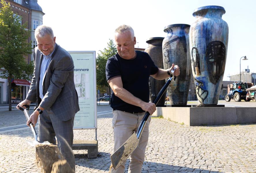 Roskildes borgmester, Thomas Breddam (S), og formand for Plan- og Teknikudvalget, Claus Larsen (S), tager første spadestik på fornyelsen af Hestetorvet og Algade i Roskilde. Roskildes borgmester, Thomas Breddam (S), og formand for Plan- og Teknikudvalget, Claus Larsen (S), tager første spadestik på fornyelsen af Hestetorvet og Algade i Roskilde.