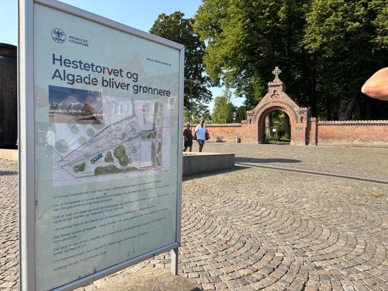 Hestetorvet og Algade står foran en grøn forvandling. Informationstavlerne er kommet op. Hestetorvet og Algade står foran en grøn forvandling. Informationstavlerne er kommet op.