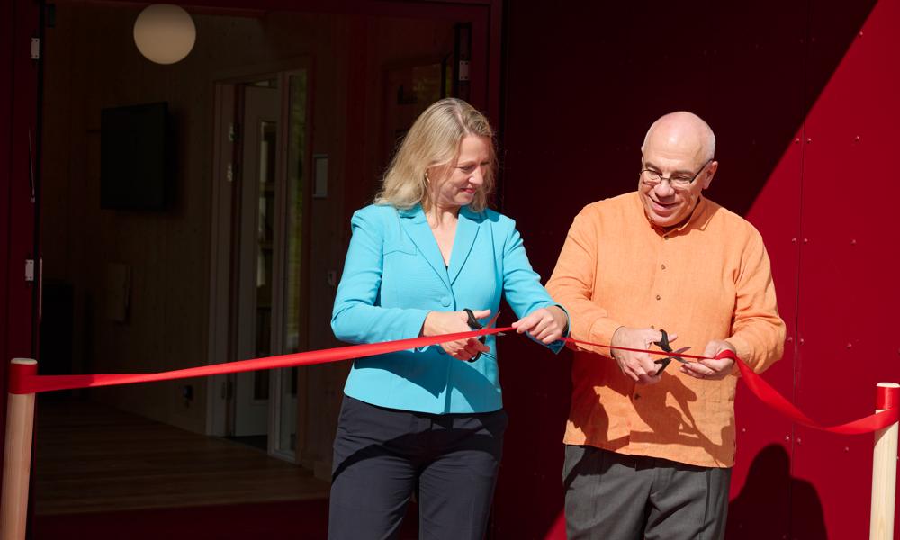 Build-in-Wood Demonstrator blev torsdag indviet og snoren klippet af social- og boligminister Sophie Hæstorp Andersen (S) og adm. direktør på Teknologisk Institut Juan Farré. Build-in-Wood Demonstrator blev torsdag indviet og snoren klippet af social- og boligminister Sophie Hæstorp Andersen (S) og adm. direktør på Teknologisk Institut Juan Farré.