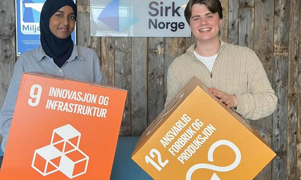 REdu-interns Haawa Abdirahman Abdille og Jakob Torgersen brukte seks sommeruker på å kartlegge hvor langt kommunene har kommet i å implementere kapittel 10A i Avfallsforskriften. REdu-interns Haawa Abdirahman Abdille og Jakob Torgersen brukte seks sommeruker på å kartlegge hvor langt kommunene har kommet i å implementere kapittel 10A i Avfallsforskriften.