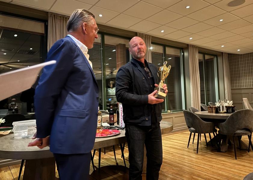 Göran Bennich (till vänster), har överlämnat pokalen till årets vinnare Per Fransson från Befra Consulting AB. Göran Bennich (till vänster), har överlämnat pokalen till årets vinnare Per Fransson från Befra Consulting AB.