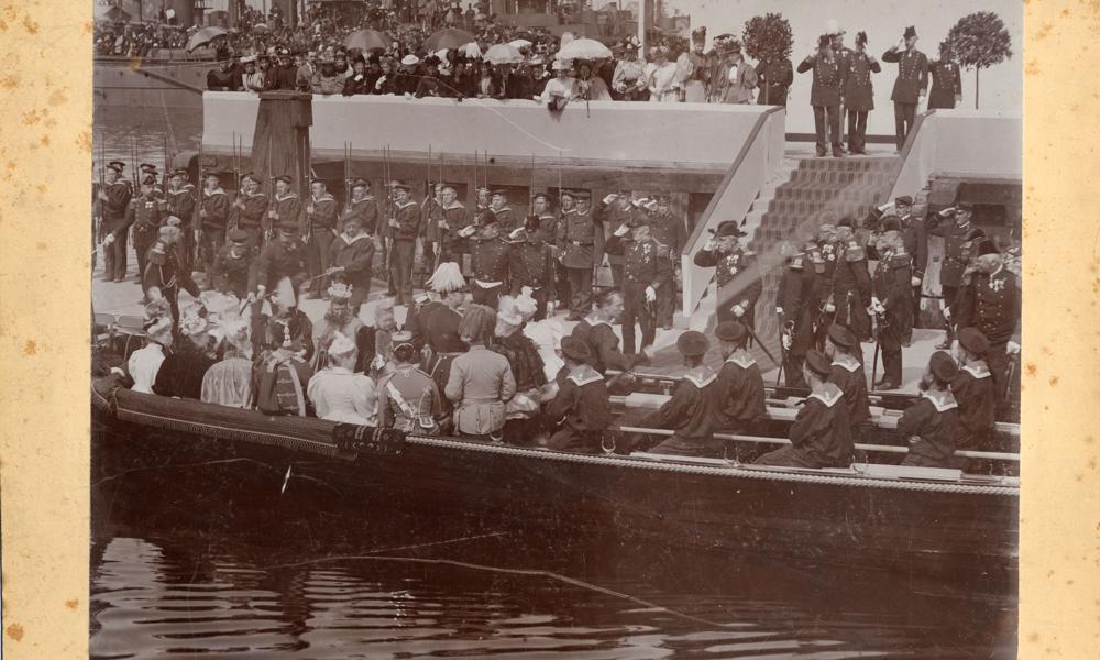 Den Blå Chalup ses her i 1896 med kongelige gæster ved bradebænken, Holmen, i forbindelse med stabelafløbning af linjeskibet Skjold. Den Blå Chalup ses her i 1896 med kongelige gæster ved bradebænken, Holmen, i forbindelse med stabelafløbning af linjeskibet Skjold.