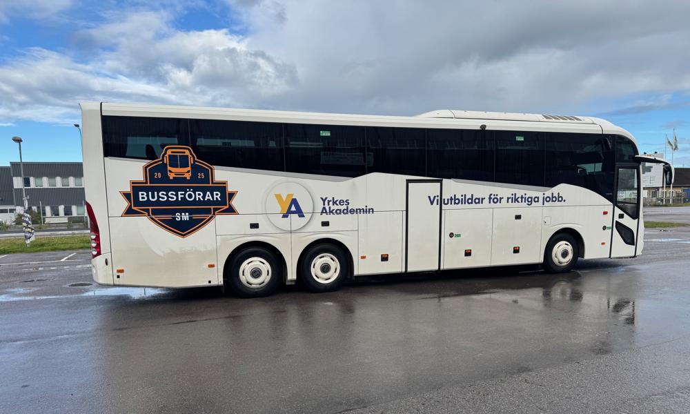 Stiliga bussar som finalisterna ska ratta den 2 september. Stiliga bussar som finalisterna ska ratta den 2 september.