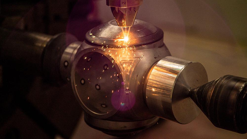 Laserpåføring av metall i lag på lag, en metode som gir økt presisjon, redusert svinn og ny, og ofte lengre levetid, til kostbart utstyr. Laserpåføring av metall i lag på lag, en metode som gir økt presisjon, redusert svinn og ny, og ofte lengre levetid, til kostbart utstyr.