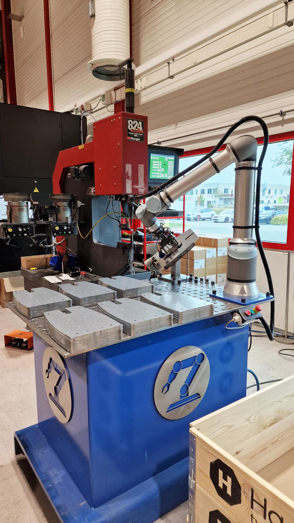 Cobot her og cobot der, Imperietek AS har laget en fleksibel flyttbar celle som er enkelt å sette opp til ulike oppgaver Cobot her og cobot der, Imperietek AS har laget en fleksibel flyttbar celle som er enkelt å sette opp til ulike oppgaver