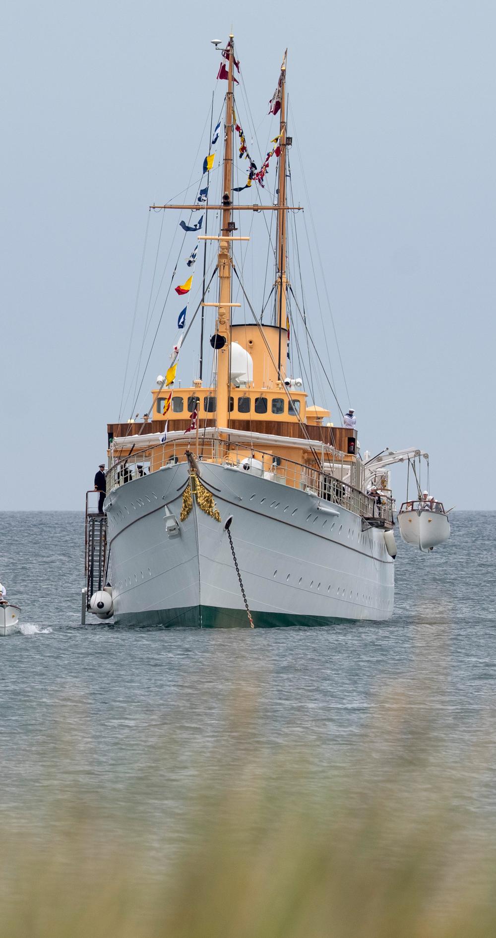 Kongeskibet Dannebrog ligger for anker ud for Østerby Havn - Kong Frederik og dronning Mary på sommertogt til Læsø Kommune, onsdag den 27. august 2025. Kongeskibet Dannebrog ligger for anker ud for Østerby Havn - Kong Frederik og dronning Mary på sommertogt til Læsø Kommune, onsdag den 27. august 2025.