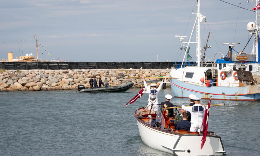 Kongeparret tager afsked og sejler tilbage til Kongeskibet Dannebrog, der ligger for anker ud for Østerby Havn på Læsø. Kongeparret tager afsked og sejler tilbage til Kongeskibet Dannebrog, der ligger for anker ud for Østerby Havn på Læsø.