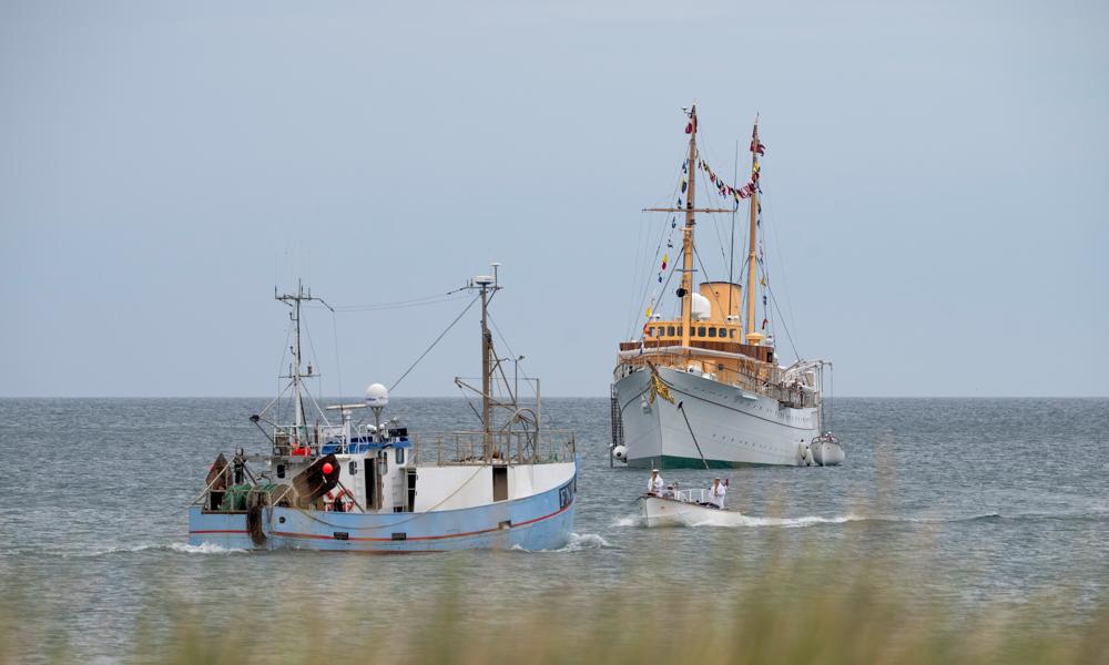 Selvfølgelig - fristes man til at sige - blev 'Dannebrog' flankeret af et fiskefartøj ved ankomsten til Læsø. Selvfølgelig - fristes man til at sige - blev 'Dannebrog' flankeret af et fiskefartøj ved ankomsten til Læsø.