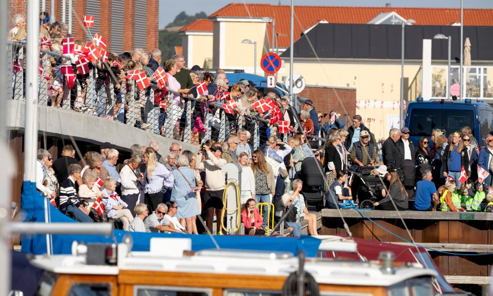 Der var rift om de gode pladser på havnen i Sæby, da kongeparret kiggende forbi mandag. Der var rift om de gode pladser på havnen i Sæby, da kongeparret kiggende forbi mandag.