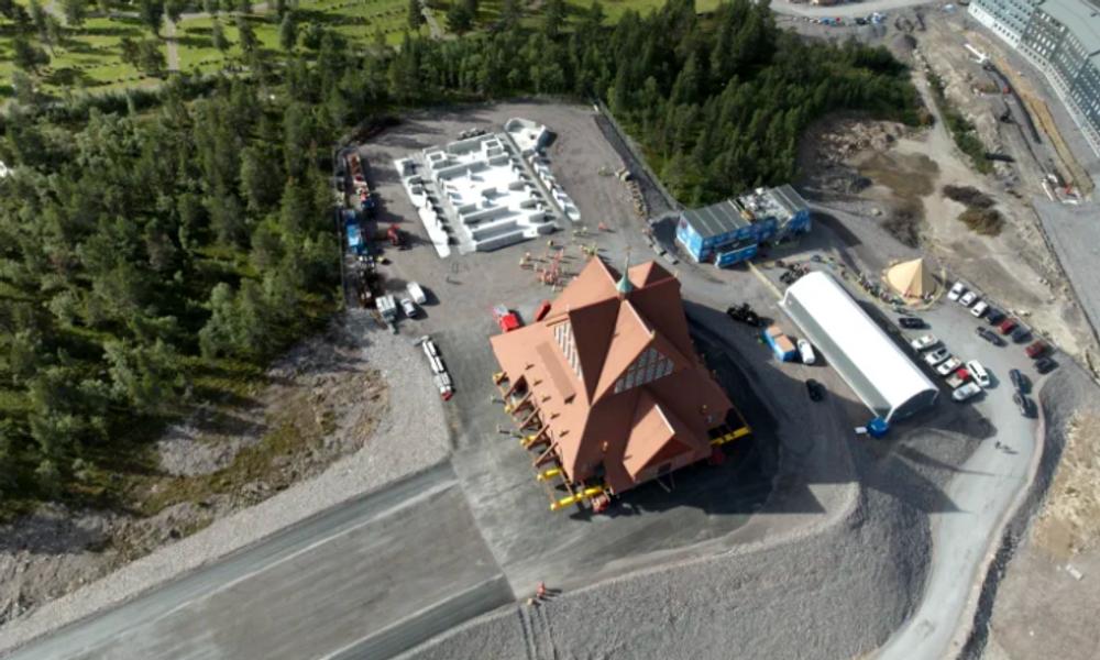 Kirke-flytting: Nylig ble Kiruna kirke flyttet i regi av LKAB i en storstilt flytteprosess. Nå må flere boliger følge etter. På bildet har kirken funnet sin nye plass. Kirke-flytting: Nylig ble Kiruna kirke flyttet i regi av LKAB i en storstilt flytteprosess. Nå må flere boliger følge etter. På bildet har kirken funnet sin nye plass.