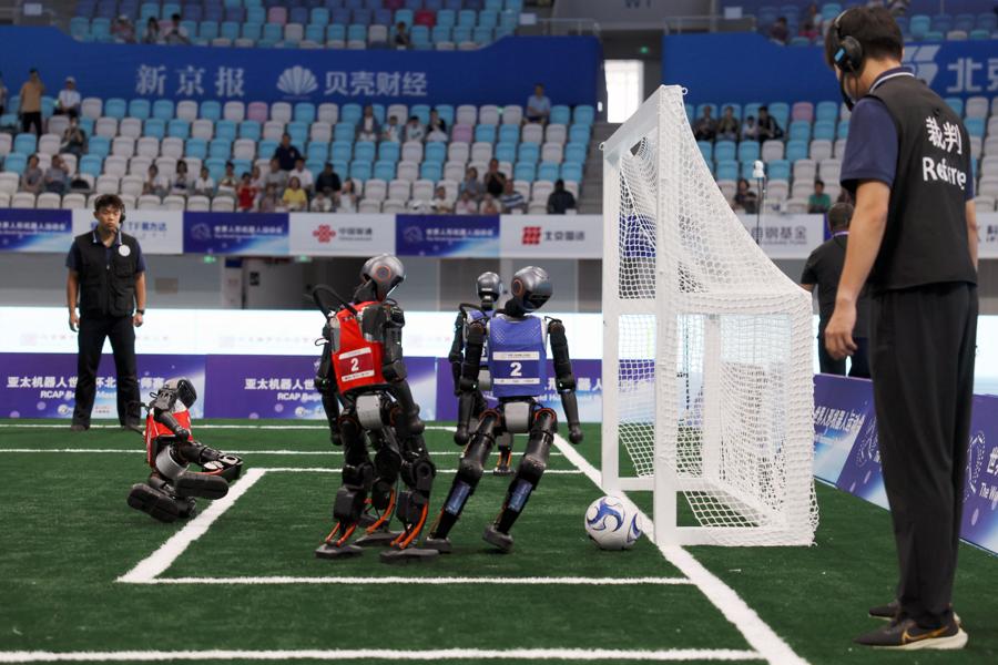 I Kina afholdt man for nyligt World Humanoid Games, hvor menneskelignende robotter skulle konkurrere med hinanden. I Kina afholdt man for nyligt World Humanoid Games, hvor menneskelignende robotter skulle konkurrere med hinanden.
