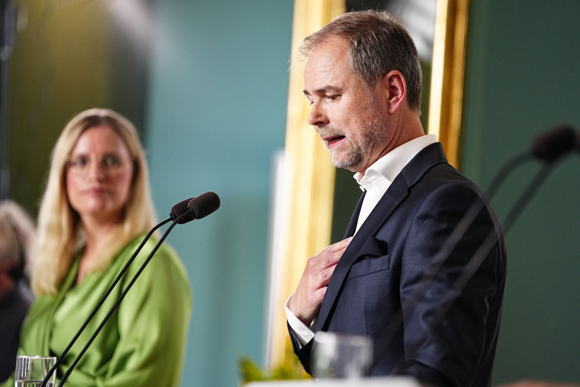 Regeringen deler gaver ud: Her er, hvad du som familie kan spare eller søge penge om
