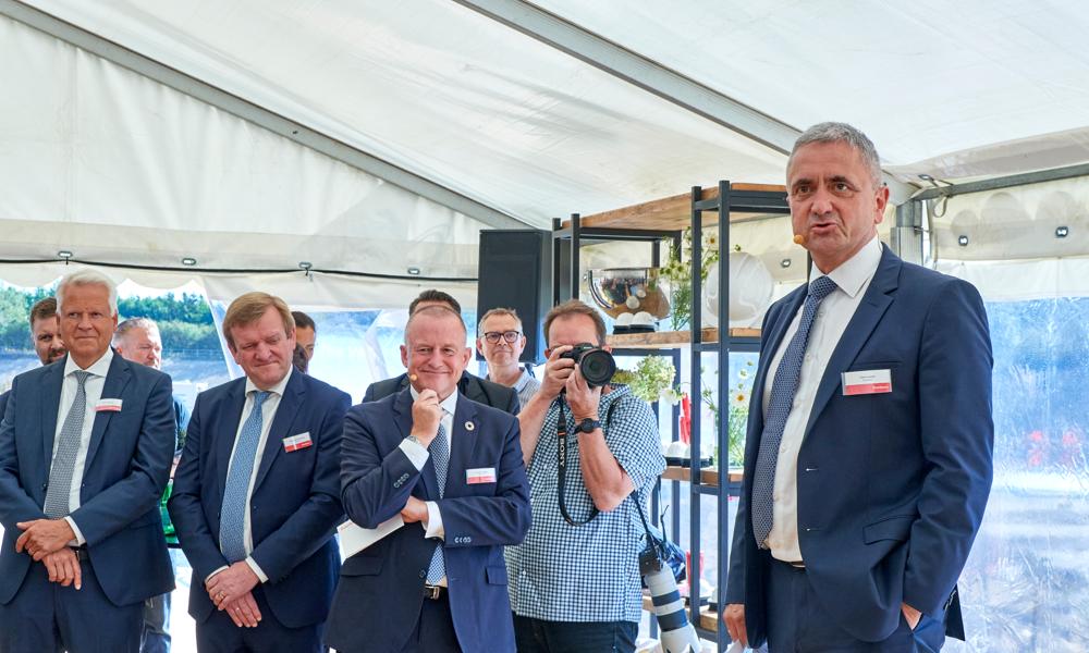 Everllence-CEO Uwe Lauber var dagens absolutte hovedperson. Som øverste direktør for Everllence tæller hans ansvarsområde udviklingen af fremtidens motorteknologier inden for to takt såvel som fire takt-teknologi. Everllence-CEO Uwe Lauber var dagens absolutte hovedperson. Som øverste direktør for Everllence tæller hans ansvarsområde udviklingen af fremtidens motorteknologier inden for to takt såvel som fire takt-teknologi.