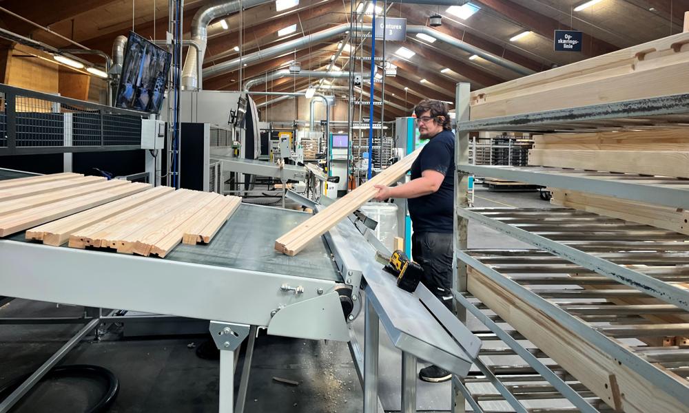 Outline Vinduer i Farsø har investere i et nyt CNC-bearbejdningsanlæg. Anlægget er det fjerde i rækken. Outline Vinduer i Farsø har investere i et nyt CNC-bearbejdningsanlæg. Anlægget er det fjerde i rækken.