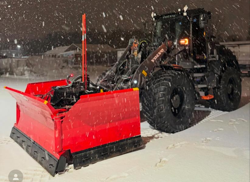 Sidevinger med 180 graders svingradius muliggjør blant annet liten transportbredde. Sidevinger med 180 graders svingradius muliggjør blant annet liten transportbredde.