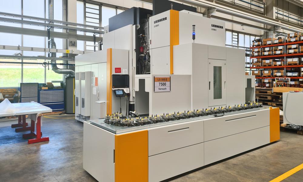 Her er Hero Gears' nye supermaskine Liebherr LS500E. Forrest er automationsmodulet, som sørger for at fodre maskinen med nye emner. Her er Hero Gears' nye supermaskine Liebherr LS500E. Forrest er automationsmodulet, som sørger for at fodre maskinen med nye emner.