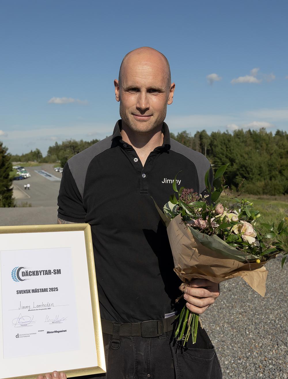 Jimmy Lemheden vann första upplagan av Däckbytar-SM, anordnat av Motormagasinet tillsammans med Däckspecialisternas Riksförbund, DRF. Jimmy Lemheden vann första upplagan av Däckbytar-SM, anordnat av Motormagasinet tillsammans med Däckspecialisternas Riksförbund, DRF.