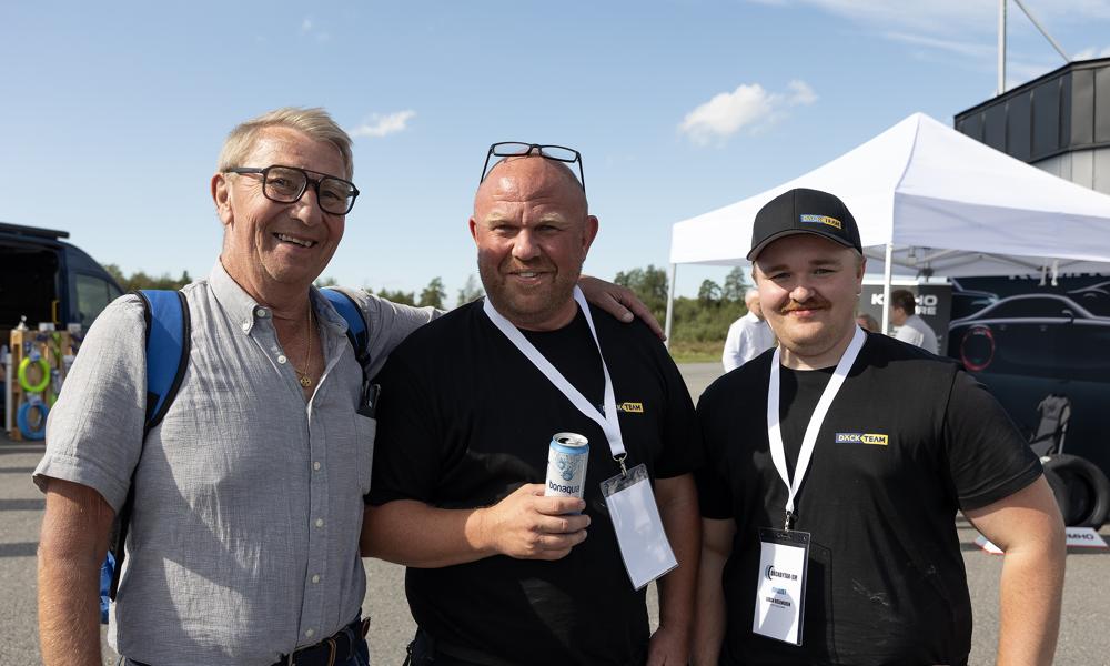 Kent, Fredrik och Laban Rosengren, tre generationer från Kents Bilgummi i Kvisselby, varav de två sistnämnda tävlade under dagen. Kent, Fredrik och Laban Rosengren, tre generationer från Kents Bilgummi i Kvisselby, varav de två sistnämnda tävlade under dagen.