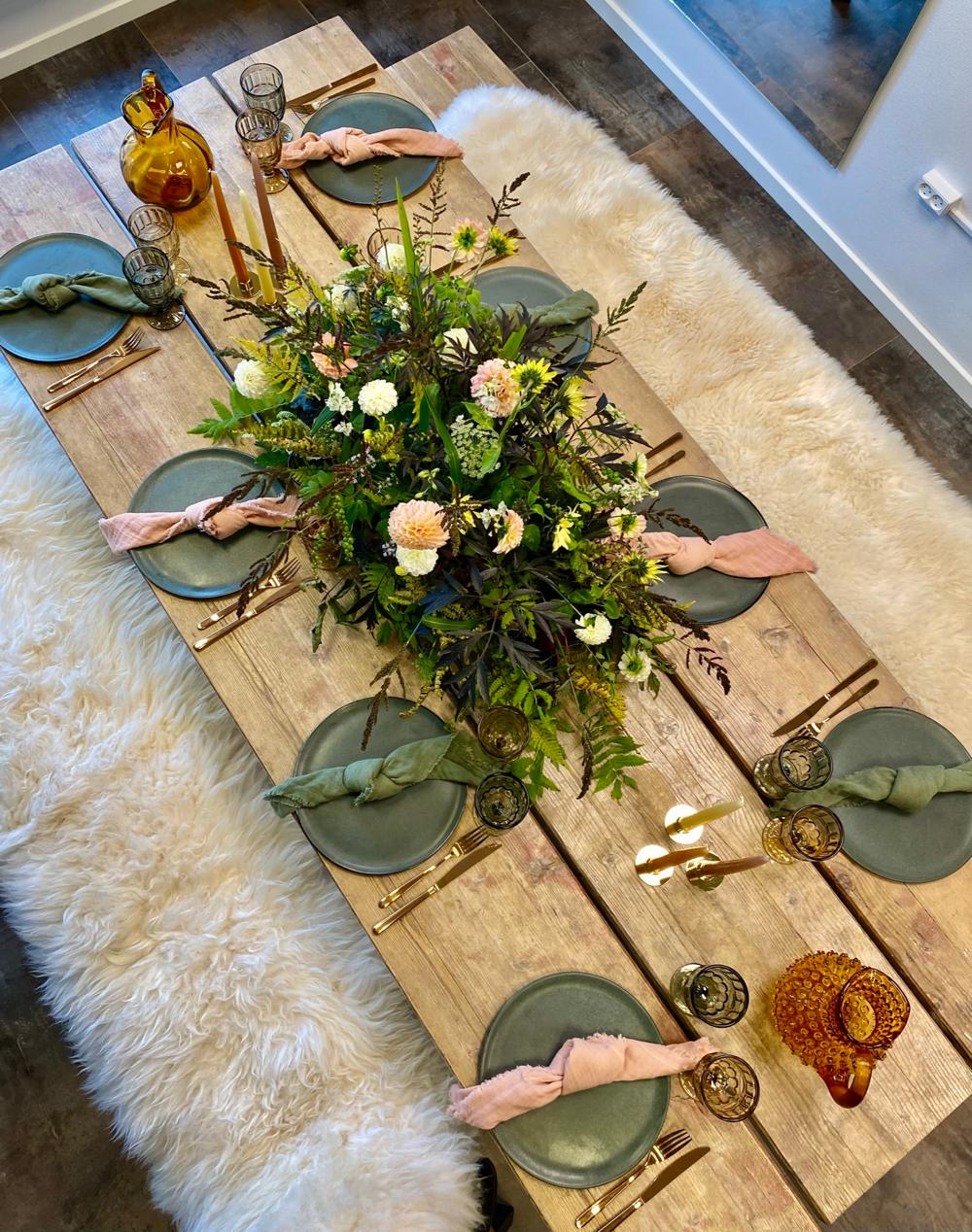 Kabeltromlen laver blandt andet spiseborde af genbrugstræ. Kabeltromlen laver blandt andet spiseborde af genbrugstræ.