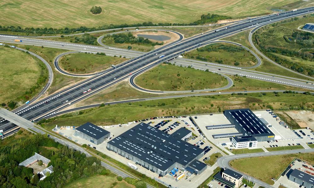 Første halvdel af motorvejsudbygningen ved Aarhus åbner i efteråret 2025 et år før planlagt. Vejdirektoratet kan åbne for 3 spor i hver retning her fra Motorvejskryds Aarhus V og sydover på stærkningen rundt om Aarhus et år før tid. Første halvdel af motorvejsudbygningen ved Aarhus åbner i efteråret 2025 et år før planlagt. Vejdirektoratet kan åbne for 3 spor i hver retning her fra Motorvejskryds Aarhus V og sydover på stærkningen rundt om Aarhus et år før tid.