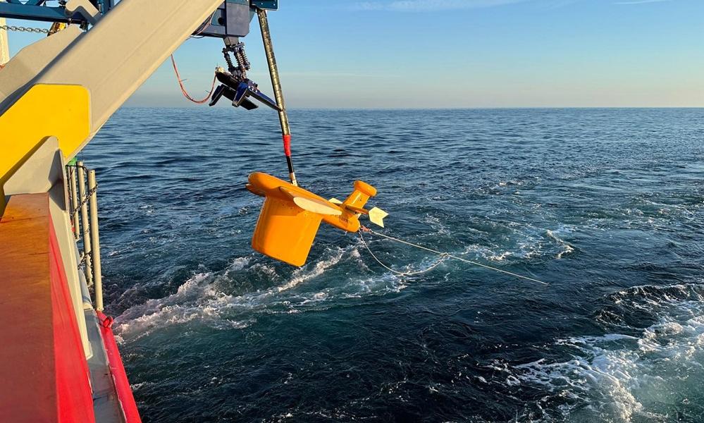 En slæbesonar er et sonar-system, der trækkes efter et skib eller en ubåd i et langt kabel. Når systemet sænkes i vandet, udsender det signaler med 360 graders dækning. En slæbesonar er et sonar-system, der trækkes efter et skib eller en ubåd i et langt kabel. Når systemet sænkes i vandet, udsender det signaler med 360 graders dækning.