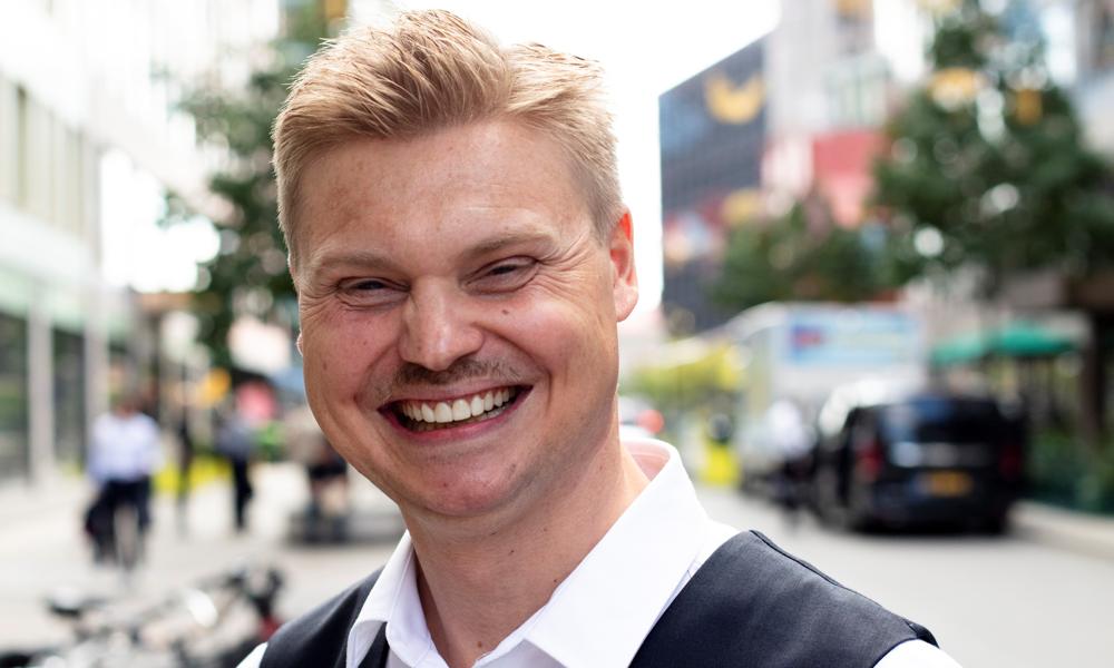 Kapten Jacks barchef, Jakob ”Kragen” Sandersjöö. Kapten Jacks barchef, Jakob ”Kragen” Sandersjöö.