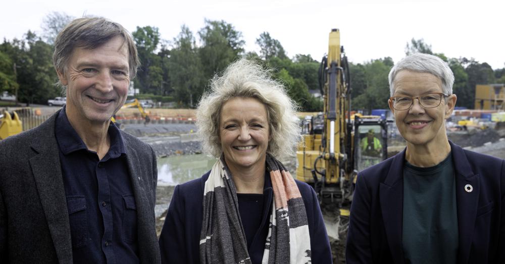 Utenfor lokalene der signeringen fant sted er forberedelser til byggingen av Diakonhjemmet T-banestasjon i full gang. Fra venstre; Styreleder i Diakonhjemmet stiftelse, Paul Erik Wirgenes. Konsernsjef i Sporveien, Birte Sjule, og administrenede direktør Ingunn Moser i Diakonhjemmet stiftelse. Utenfor lokalene der signeringen fant sted er forberedelser til byggingen av Diakonhjemmet T-banestasjon i full gang. Fra venstre; Styreleder i Diakonhjemmet stiftelse, Paul Erik Wirgenes. Konsernsjef i Sporveien, Birte Sjule, og administrenede direktør Ingunn Moser i Diakonhjemmet stiftelse.