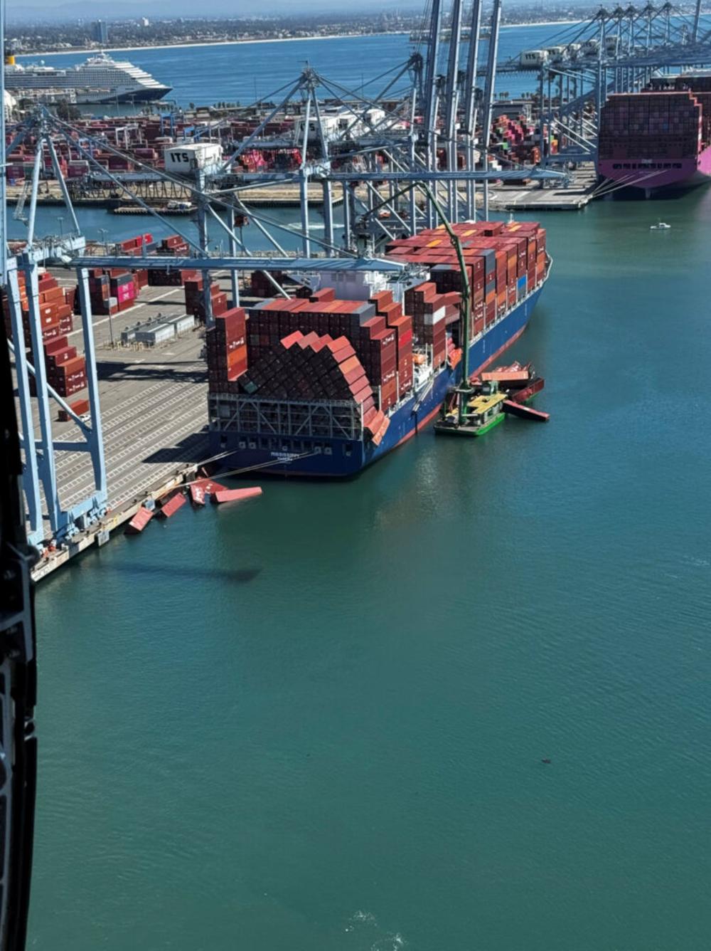 I Unified Command indsatsen deltager U.S. Coast Guard, Long Beach Fire Department, Long Beach Police Department, Port of Long Beach, Army Corps of Engineers samt repræsentanter for private aktører. Unified Command-strukturen er standardprocedure i USA, når større maritime hændelser kræver koordination på tværs af flere myndigheder og sektorer, herunder både sikkerhed, miljø og havnedrift. I Unified Command indsatsen deltager U.S. Coast Guard, Long Beach Fire Department, Long Beach Police Department, Port of Long Beach, Army Corps of Engineers samt repræsentanter for private aktører. Unified Command-strukturen er standardprocedure i USA, når større maritime hændelser kræver koordination på tværs af flere myndigheder og sektorer, herunder både sikkerhed, miljø og havnedrift.
