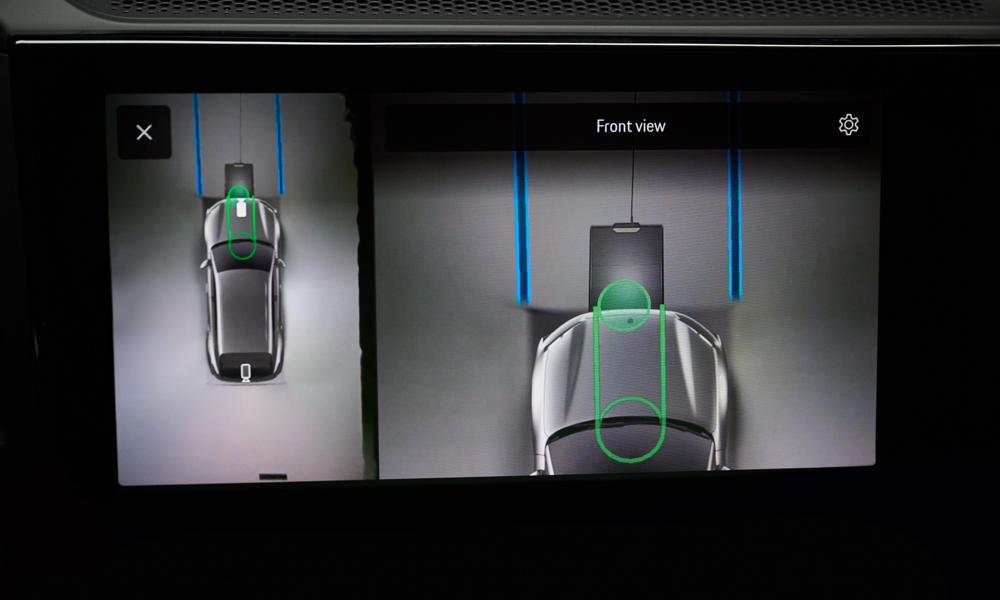Sensorer styrer bilen korrekt ind over induktionspladen før opladning. Sensorer styrer bilen korrekt ind over induktionspladen før opladning.
