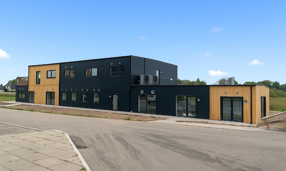 Det er den midtjyske modulproducent Concept Living, søstervirksomhed til ABC Pavilloner, som står bag kontorfaciliteterne, der er fordelt på 14 moduler og i alt 742 kvm. Det er den midtjyske modulproducent Concept Living, søstervirksomhed til ABC Pavilloner, som står bag kontorfaciliteterne, der er fordelt på 14 moduler og i alt 742 kvm.