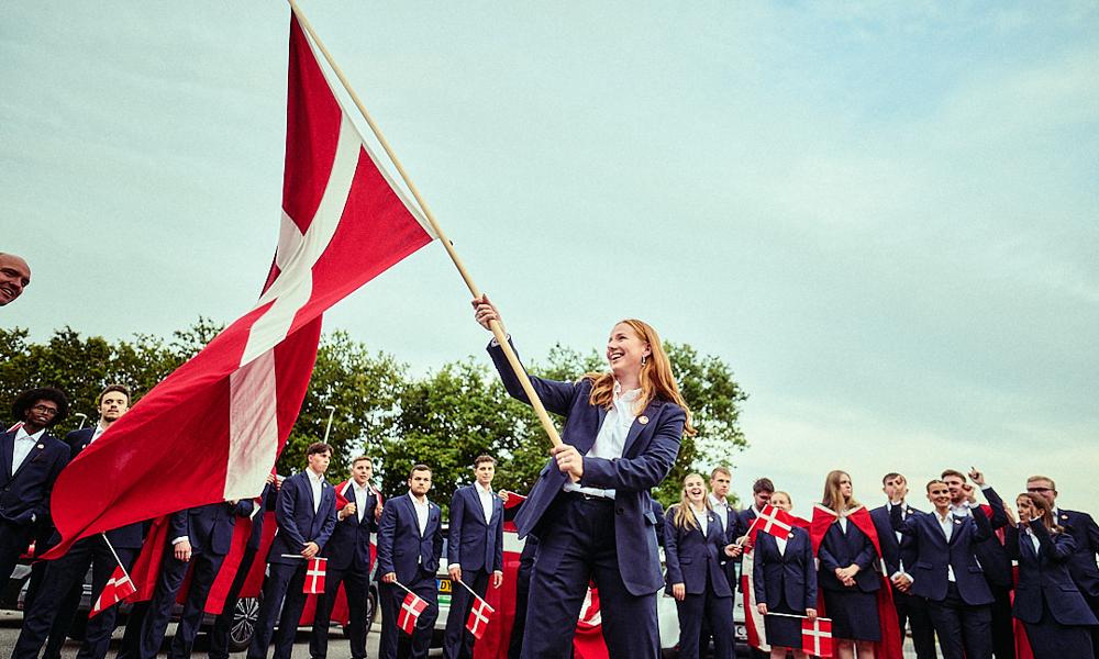 Danmarks hold med 43 talentfulde fagatleter under indmarchen tirsdag. Danmarks hold med 43 talentfulde fagatleter under indmarchen tirsdag.
