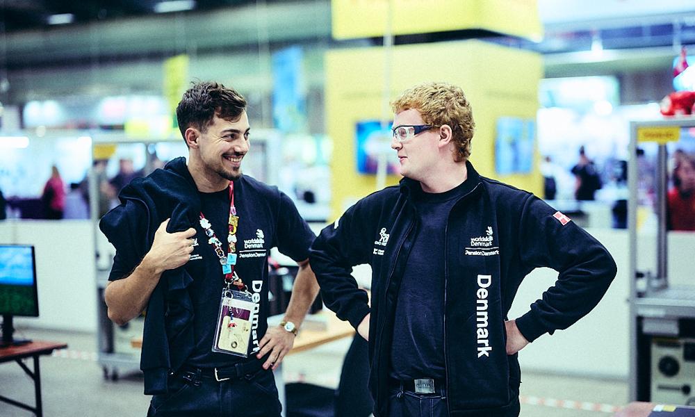 Automatikteknikerne Frederik Dupont Larsen (tv) og William Rasmus Prior (th) stiller ved Euroskills op i konkurrencen Robotics. Automatikteknikerne Frederik Dupont Larsen (tv) og William Rasmus Prior (th) stiller ved Euroskills op i konkurrencen Robotics.